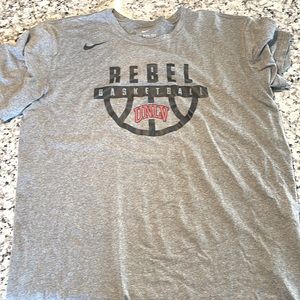NIKE UNLV Runnin’ Rebels Mens Basketball extra large gray t shirt